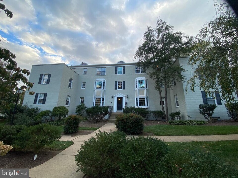 810 S Arlington Mill Dr in Arlington, VA - Building Photo