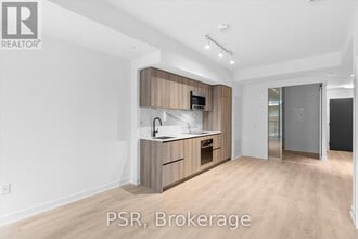 117-117 Broadway Ave in Toronto, ON - Building Photo - Building Photo