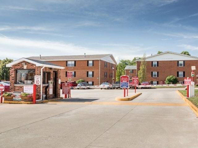 Westgate Apartments in Champaign, IL - Building Photo - Building Photo