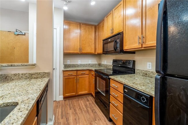220 W Market St, Unit 307 in Greensboro, NC - Building Photo - Building Photo
