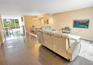 2421 NE 10th St in Hallandale Beach, FL - Building Photo - Building Photo