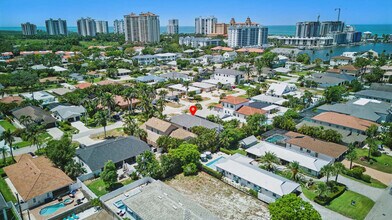 555 93rd Ave N in Naples, FL - Foto de edificio - Building Photo