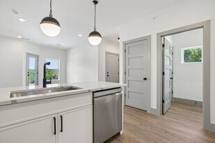 2450 Wickersham Ln in Austin, TX - Building Photo