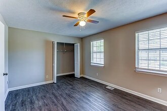 418 Creekview Ct in Scottdale, GA - Building Photo - Building Photo