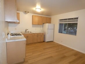 137 E McElhaney Ave in Santa Maria, CA - Building Photo - Building Photo