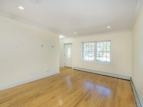 30 Edgewood Rd in Port Washington, NY - Building Photo - Building Photo