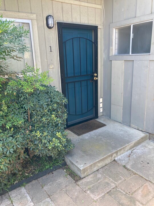 2143 Reed Ave, Unit 1 in San Diego, CA - Foto de edificio