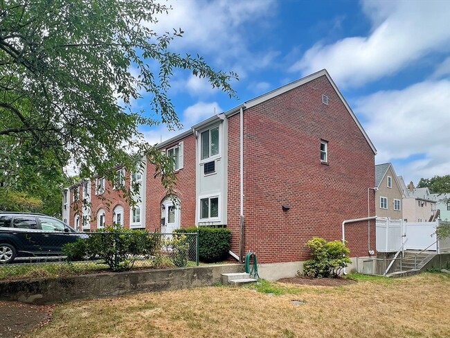 44 Floral St in Newton, MA - Building Photo - Building Photo