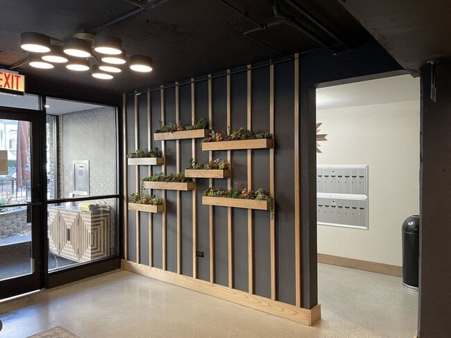 525 W Oakdale Ave in Chicago, IL - Foto de edificio - Building Photo