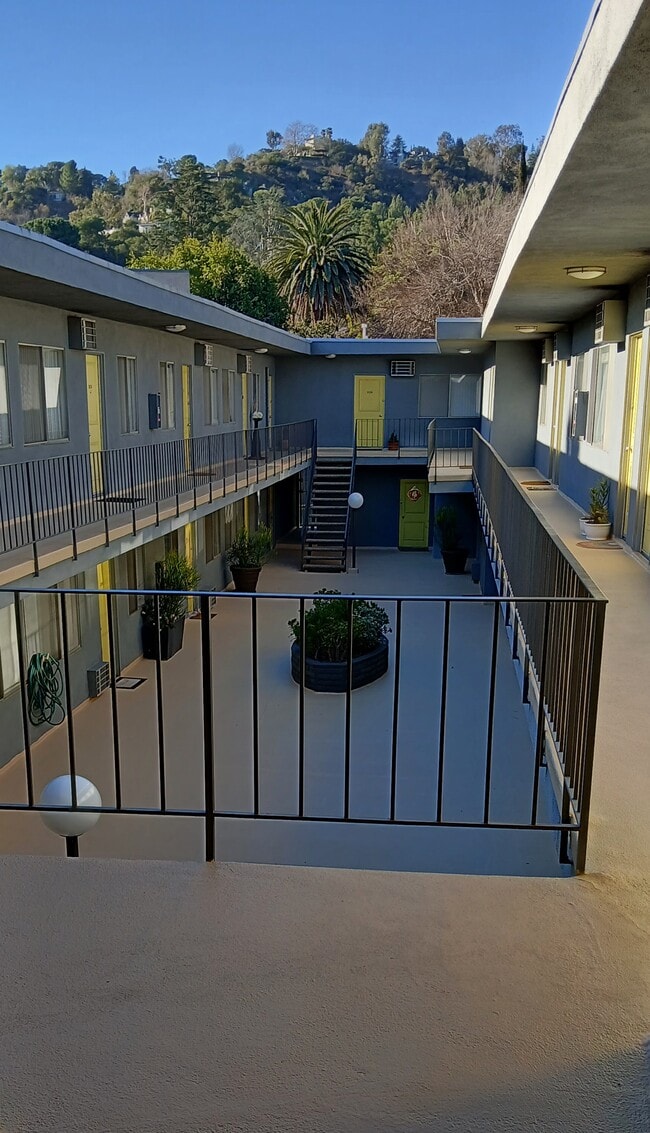 3293 Cahuenga Blvd W