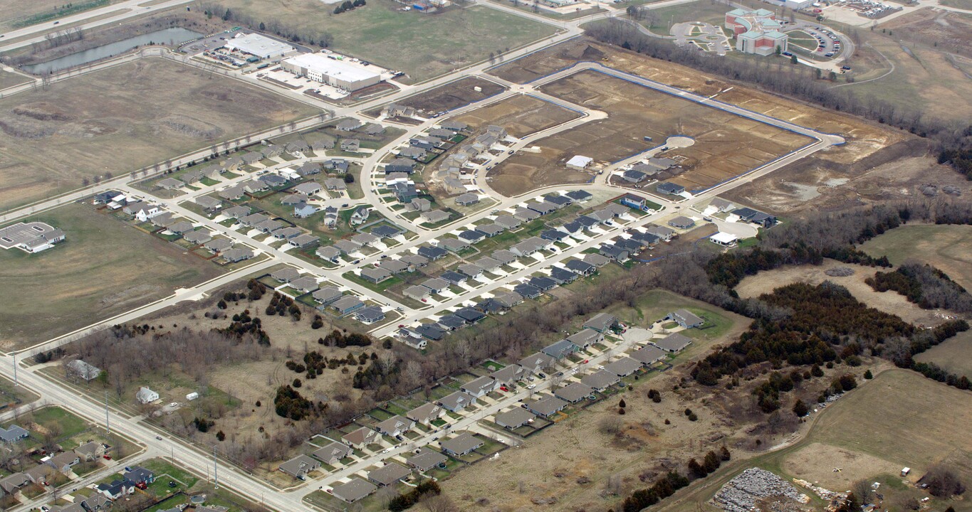 2524 Wanda Way in Lawrence, KS - Building Photo