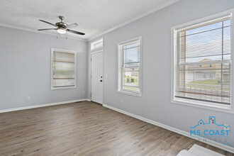 2025 Toulouse St in Ocean Springs, MS - Building Photo - Building Photo