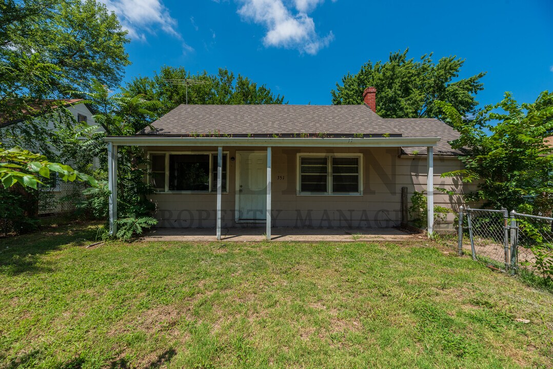 351 S All Hallows St in Wichita, KS - Building Photo