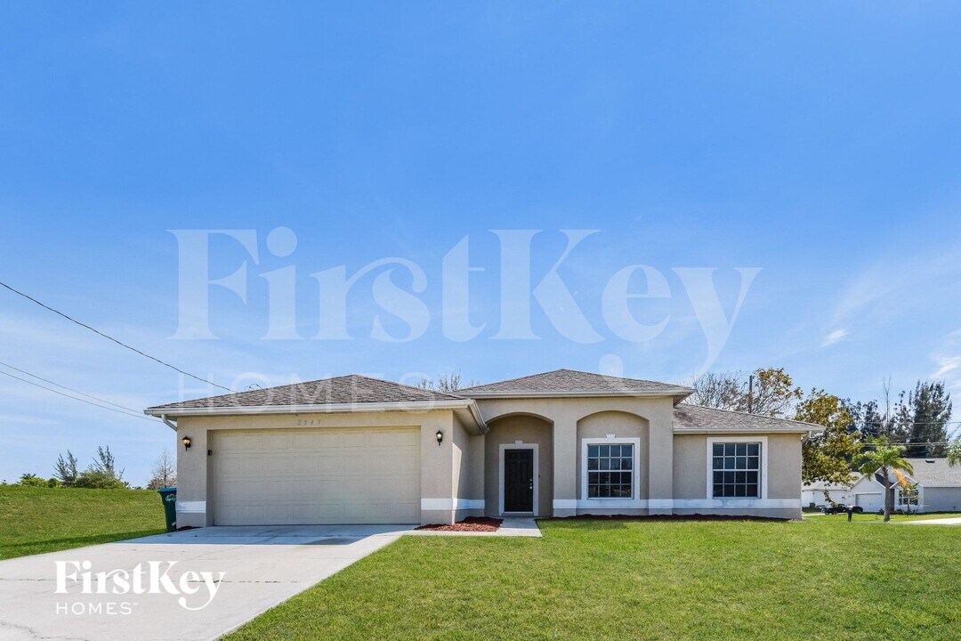 2547 SW 3rd Pl in Cape Coral, FL - Foto de edificio