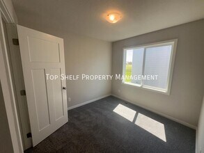 420 NW Compass Ave in Waukee, IA - Building Photo - Building Photo