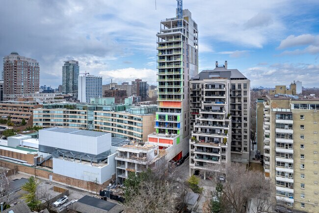 89 Avenue Rd in Toronto, ON - Building Photo - Building Photo
