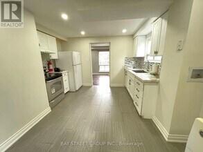 31 Wellpark Blvd in Toronto, ON - Building Photo - Building Photo