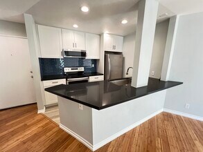 640 The Vlg, Unit 105 in Redondo Beach, CA - Foto de edificio - Building Photo