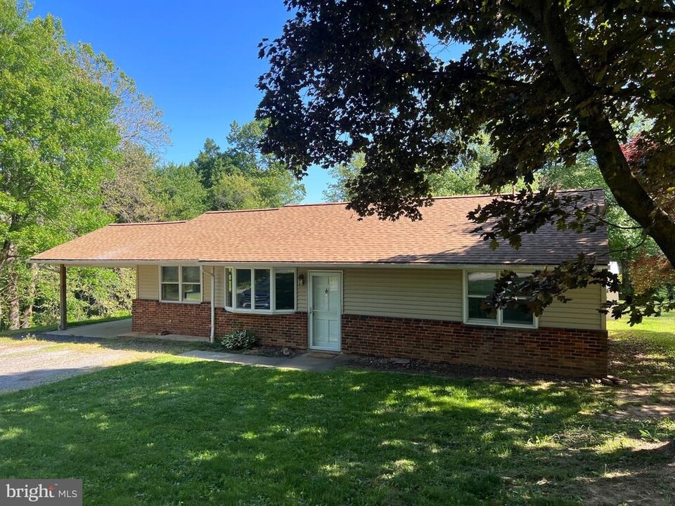 3081 Horseshoe Trail in Chester Springs, PA - Building Photo