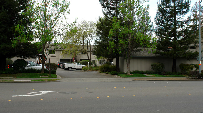 Meadow Oaks West Apartments