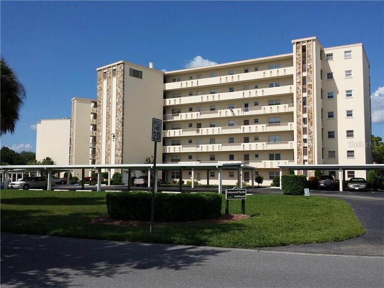 3660 Ironwood Cir, Unit 503M in Bradenton, FL - Building Photo