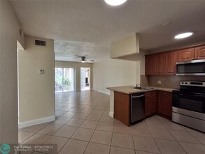 10922 Royal Palm Blvd in Coral Springs, FL - Building Photo - Building Photo