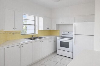 345 Beacom Blvd in Miami, FL - Building Photo - Building Photo
