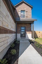 108 Leatherleaf Dr in Mustang Ridge, TX - Building Photo - Building Photo