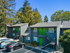Hidden Creek Apartments in Santa Cruz, CA - Foto de edificio - Building Photo
