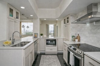 15 Greenway Plz, Unit 19F in Houston, TX - Building Photo - Building Photo