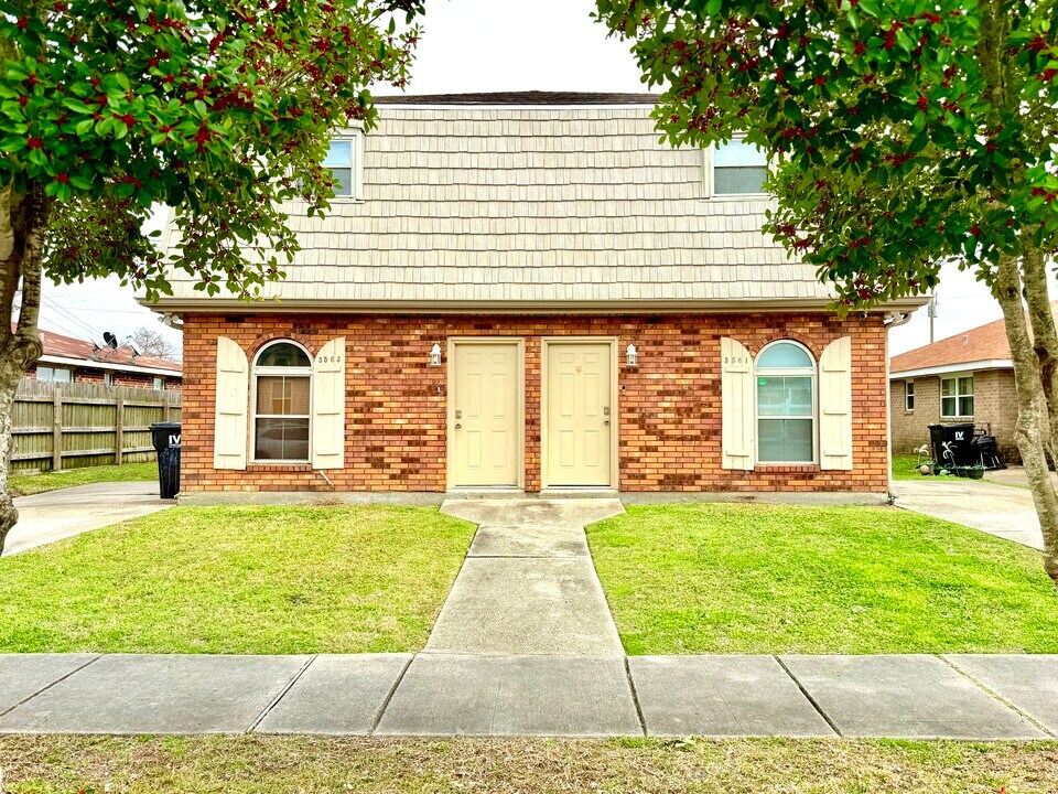3561 Kings Dr in Chalmette, LA - Building Photo