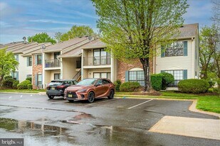 64 Taylor Dr in Franklin Township, NJ - Building Photo