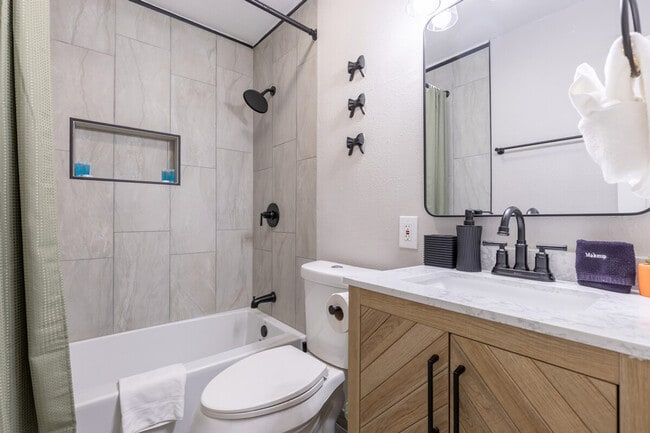 6302 Manor Rd in Austin, TX - Building Photo - Building Photo