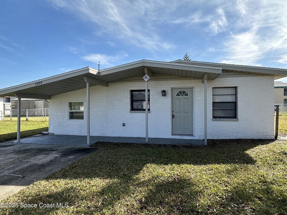 2909 Zephyr Ln in Melbourne, FL - Foto de edificio