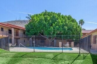 Whispering Willows Apartments in Phoenix, AZ - Foto de edificio - Building Photo
