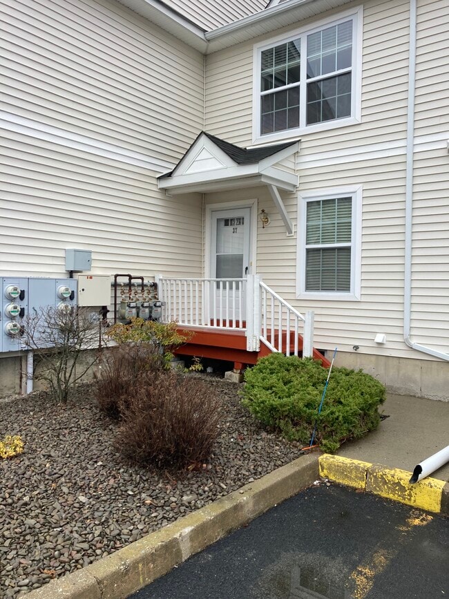 37 Jordan Ln Rentals in Middletown, NY