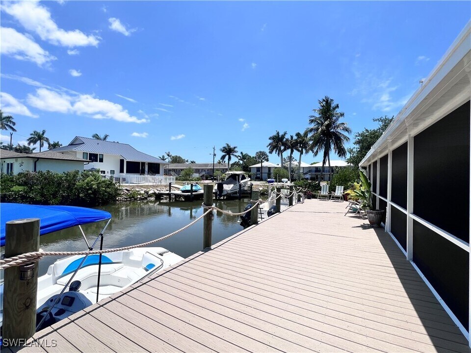 1185 Cherrystone Ct in Naples, FL - Building Photo