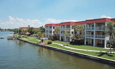 Snell Isle in St. Petersburg, FL - Foto de edificio - Building Photo