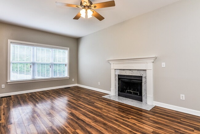 909 Lotus Ln in Wake Forest, NC - Foto de edificio - Building Photo