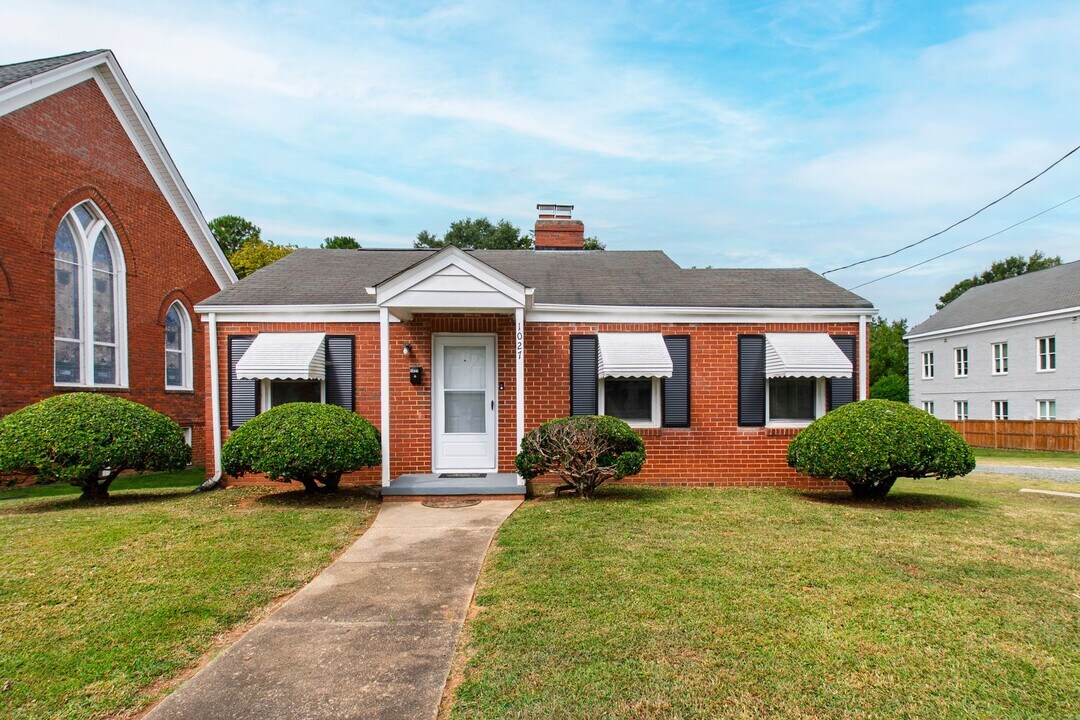 1027 Oberlin Rd in Raleigh, NC - Building Photo