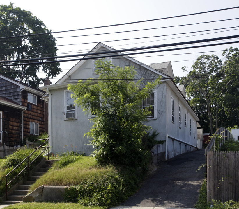 16 Grandview St in Huntington, NY - Building Photo