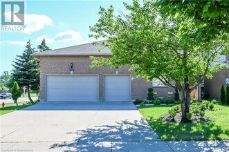 296 Winterberry Dr in Hamilton, ON - Building Photo - Building Photo