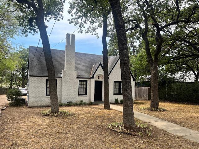 2107 W Oak St in Denton, TX - Building Photo