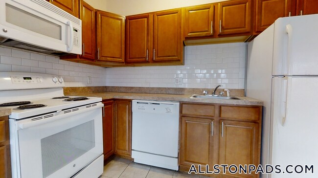 1131 Commonwealth Ave in Boston, MA - Building Photo - Building Photo