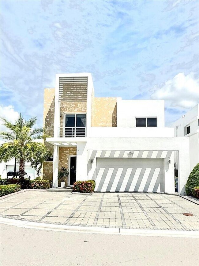 10359 NW 67th Terrace in Doral, FL - Building Photo - Building Photo