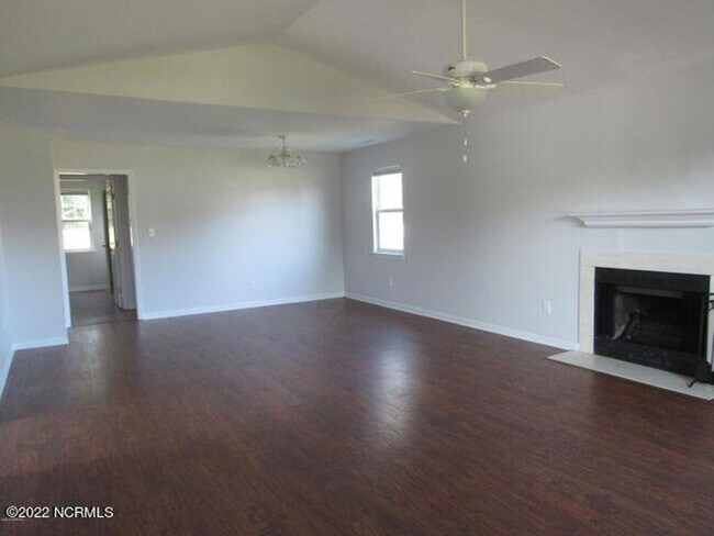 402 Fieldstone Way in Jacksonville, NC - Building Photo - Building Photo