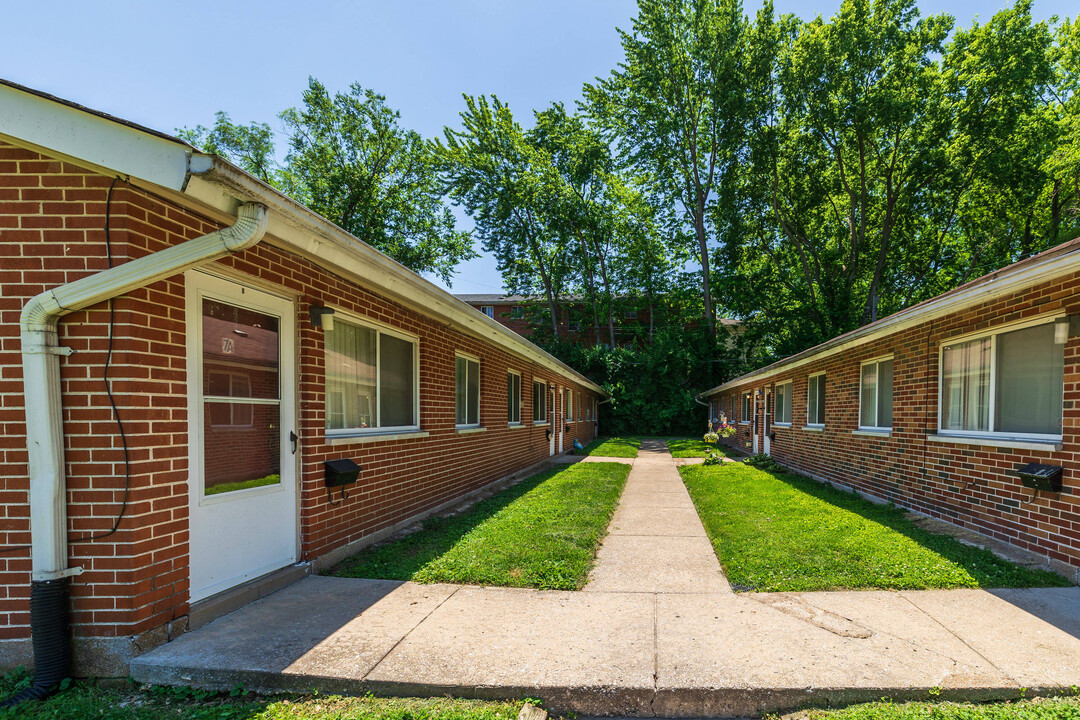 10 Marvin Gdns, Unit 10-D in St. Louis, MO - Building Photo