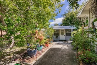 808 N Palmway in Lake Worth Beach, FL - Building Photo - Building Photo