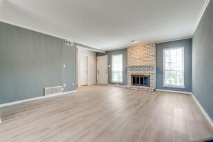 10745 Sandpiper Ln in Dallas, TX - Building Photo