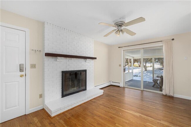 18 Coggeshall Way in Middletown, RI - Building Photo - Building Photo